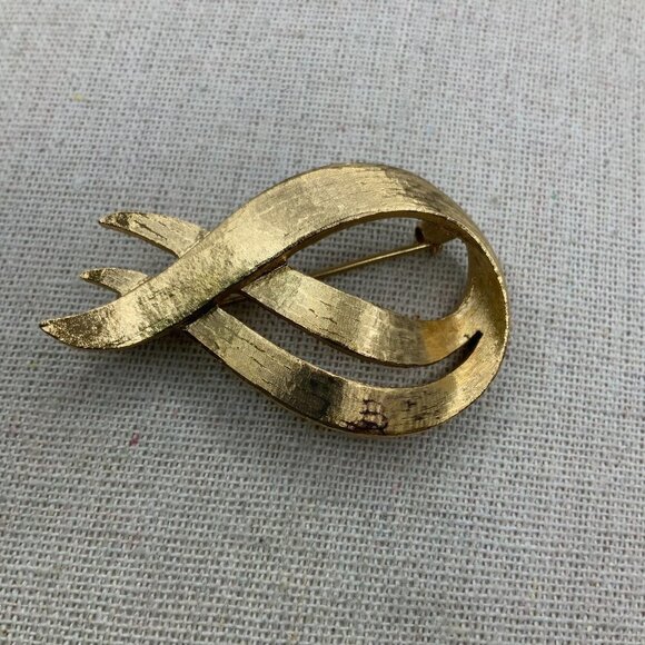 Monet Gold Tone Swirl Brooch Pin - Picture 1 of 6